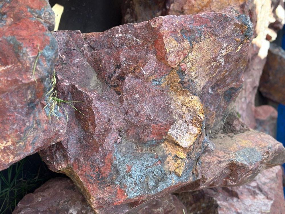 Камни для ландшафтного дизайна красно-фиолетовые 10-60 килограмм купить в Щёлково