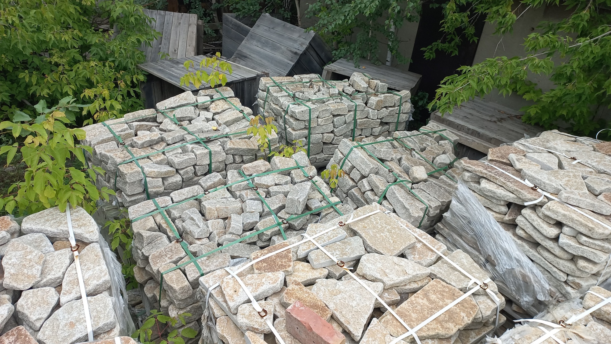 Плитняк галтованный гранитный для ландшафтного дизайна купить в Щёлково