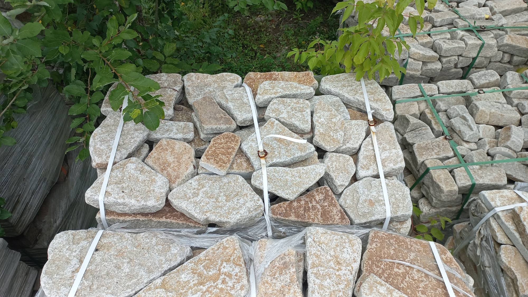 Плитняк галтованный гранитный для ландшафтного дизайна купить в Щёлково