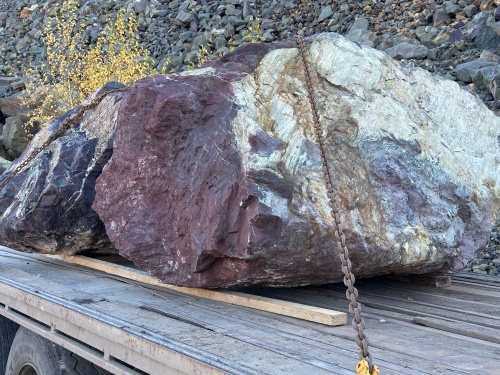 Огромные красно-фиолетовые валуны для ландшафтного дизайна весом более 5 тонн купить в Щёлково