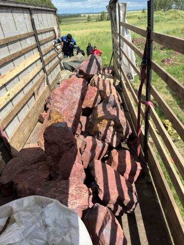 Ландшафтные глыбы красно-фиолетовые 200-1000 килограмм купить в Щёлково