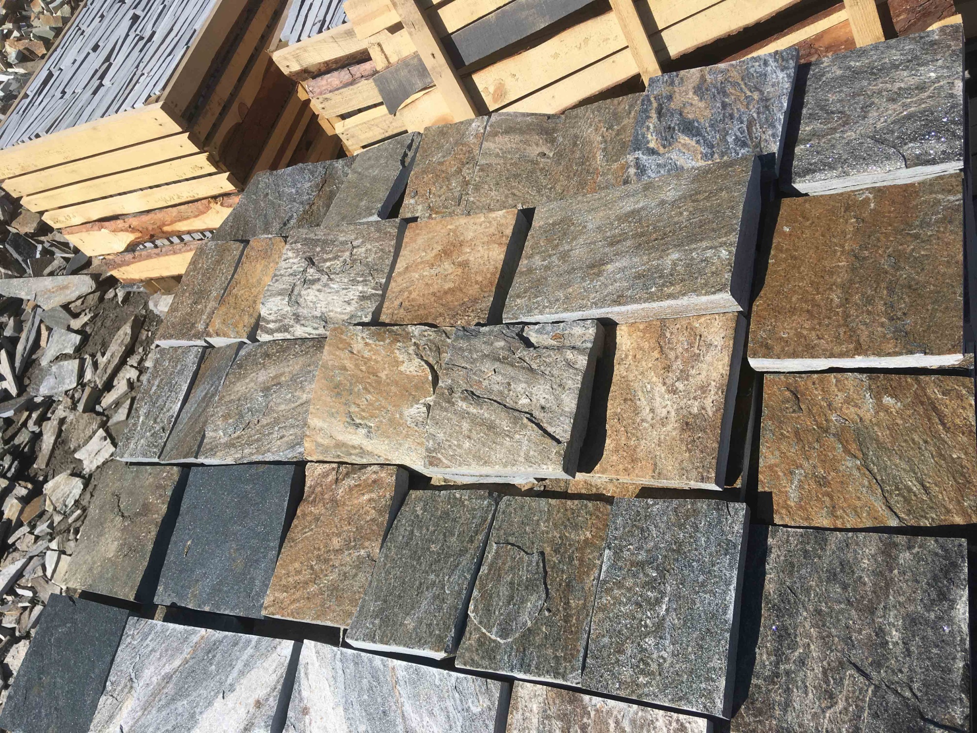 Плитка пилёная златолит Уральский для цоколя, отмостки купить в Щёлково