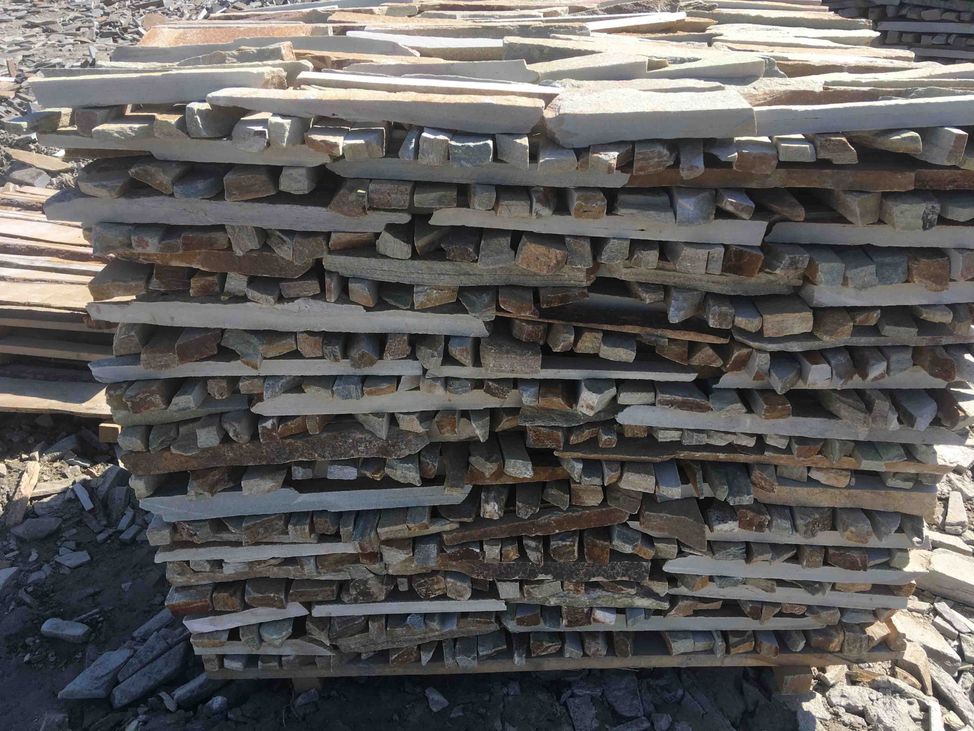 Горбушка златолит золотистый для облицовки купить в Щёлково