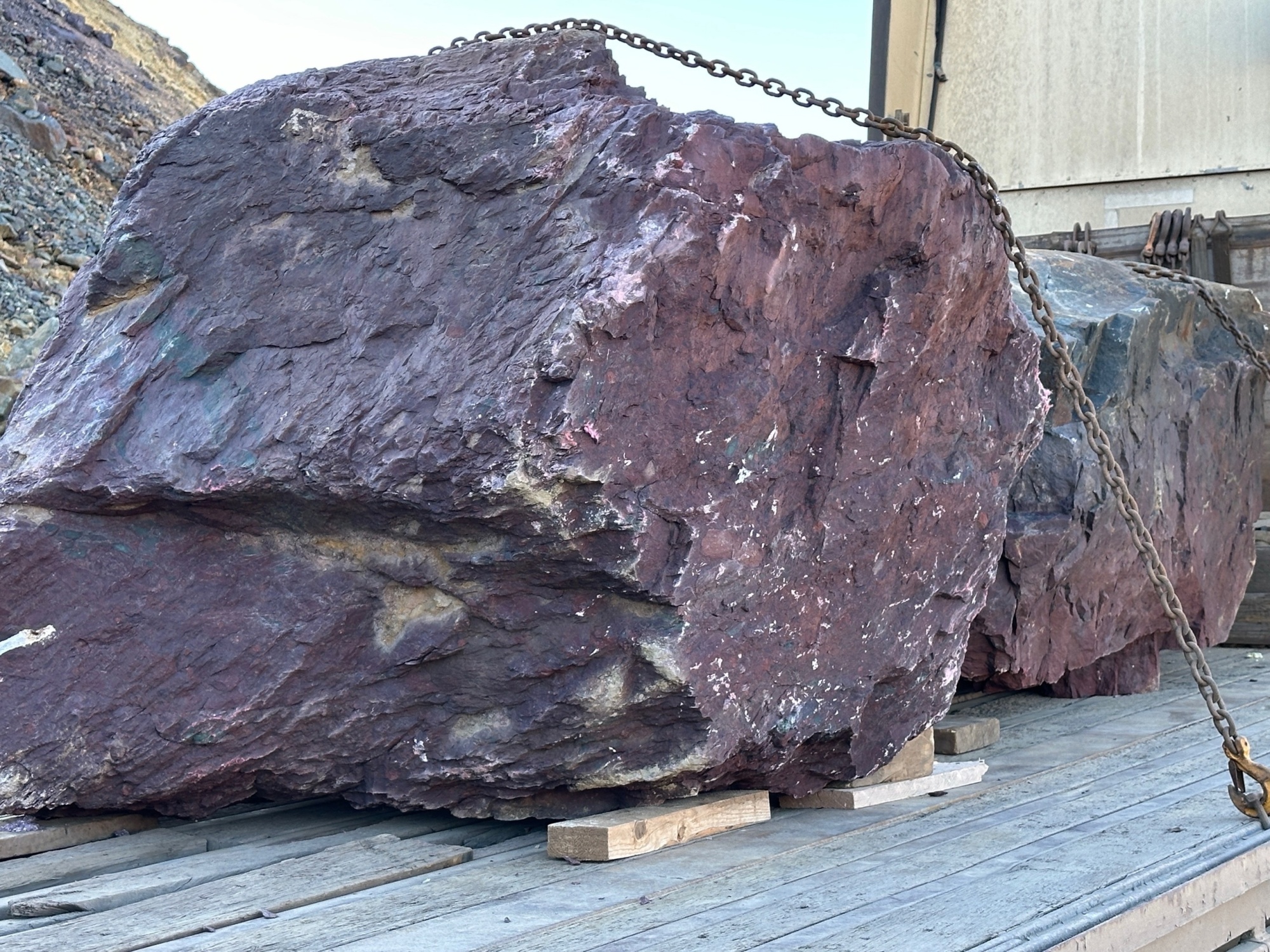 Огромные красно-фиолетовые валуны для ландшафтного дизайна весом более 5 тонн купить в Щёлково