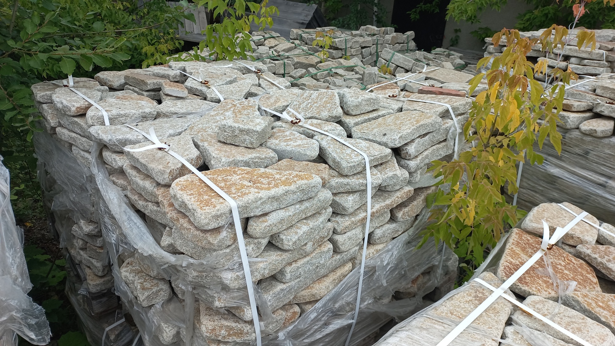 Плитняк галтованный гранитный для ландшафтного дизайна купить в Щёлково