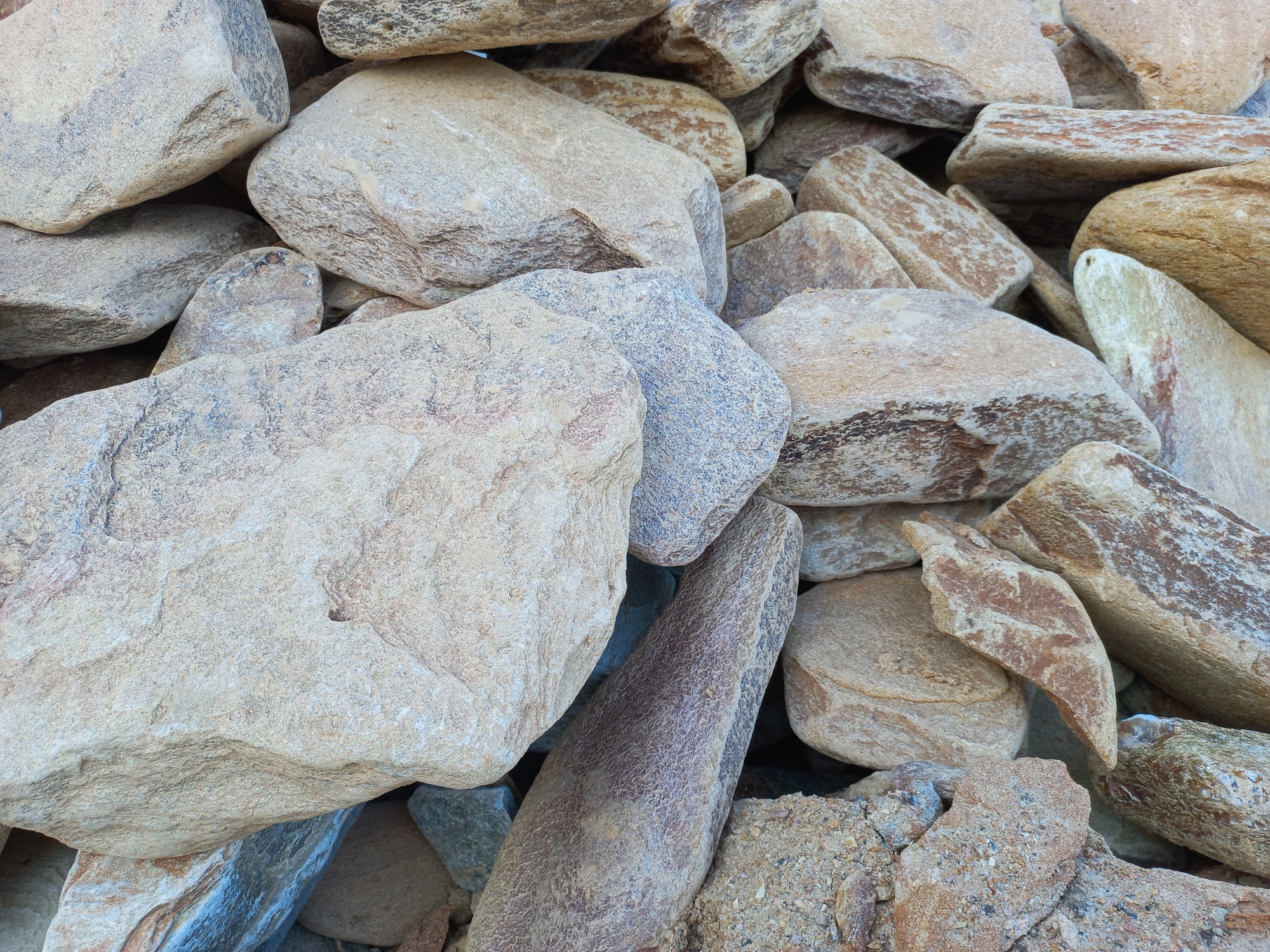 Златолит жёлтый, жёлто-зелёный глыбки и валуны для ланшафтного дизайна купить в Щёлково