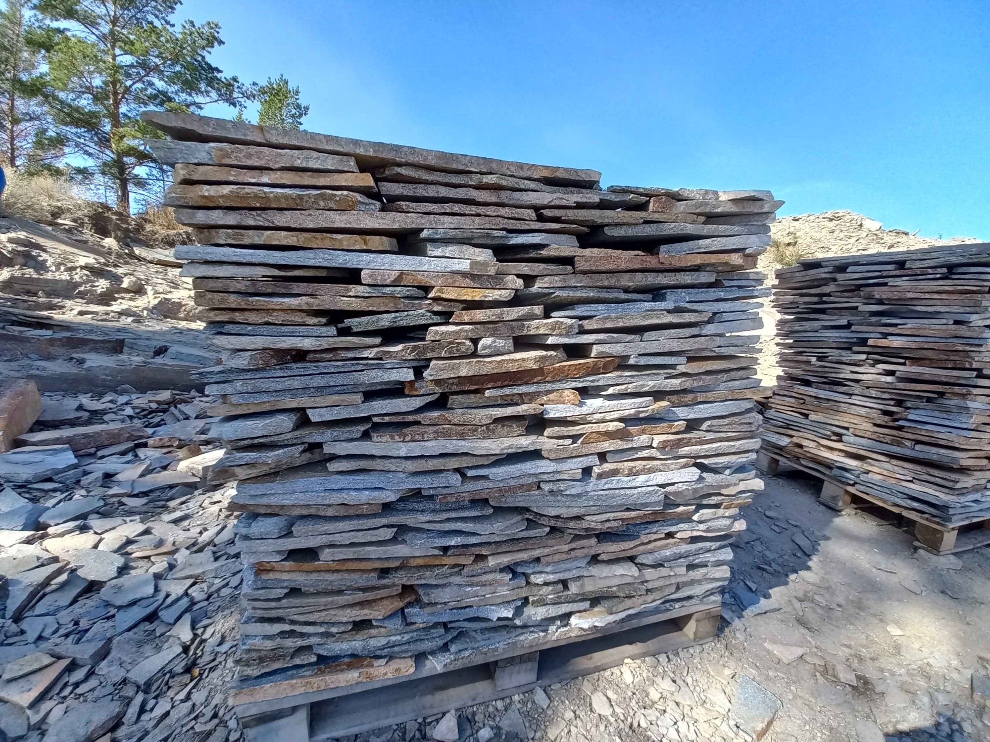 Плитняк златолит серебристый для фасада купить в Щёлково