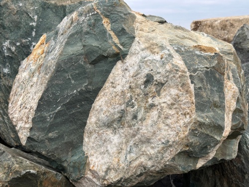 Гигантские зелёные валуны для ландшафтного дизайна весом более 5 тонн купить в Щёлково