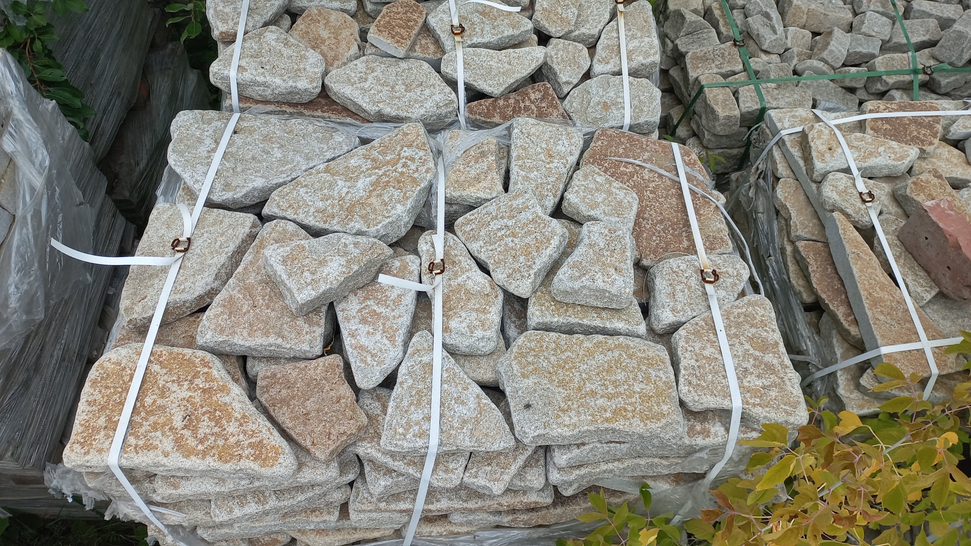 Плитняк галтованный гранитный для ландшафтного дизайна купить в Щёлково