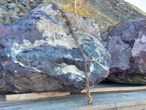 Огромные красно-фиолетовые валуны для ландшафтного дизайна весом более 5 тонн купить в Щёлково