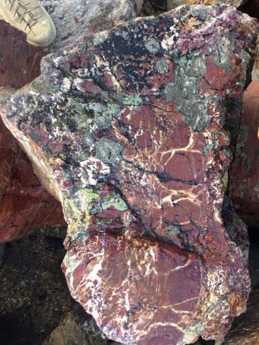 Камни для ландшафтного дизайна красно-фиолетовые 10-60 килограмм купить в Щёлково